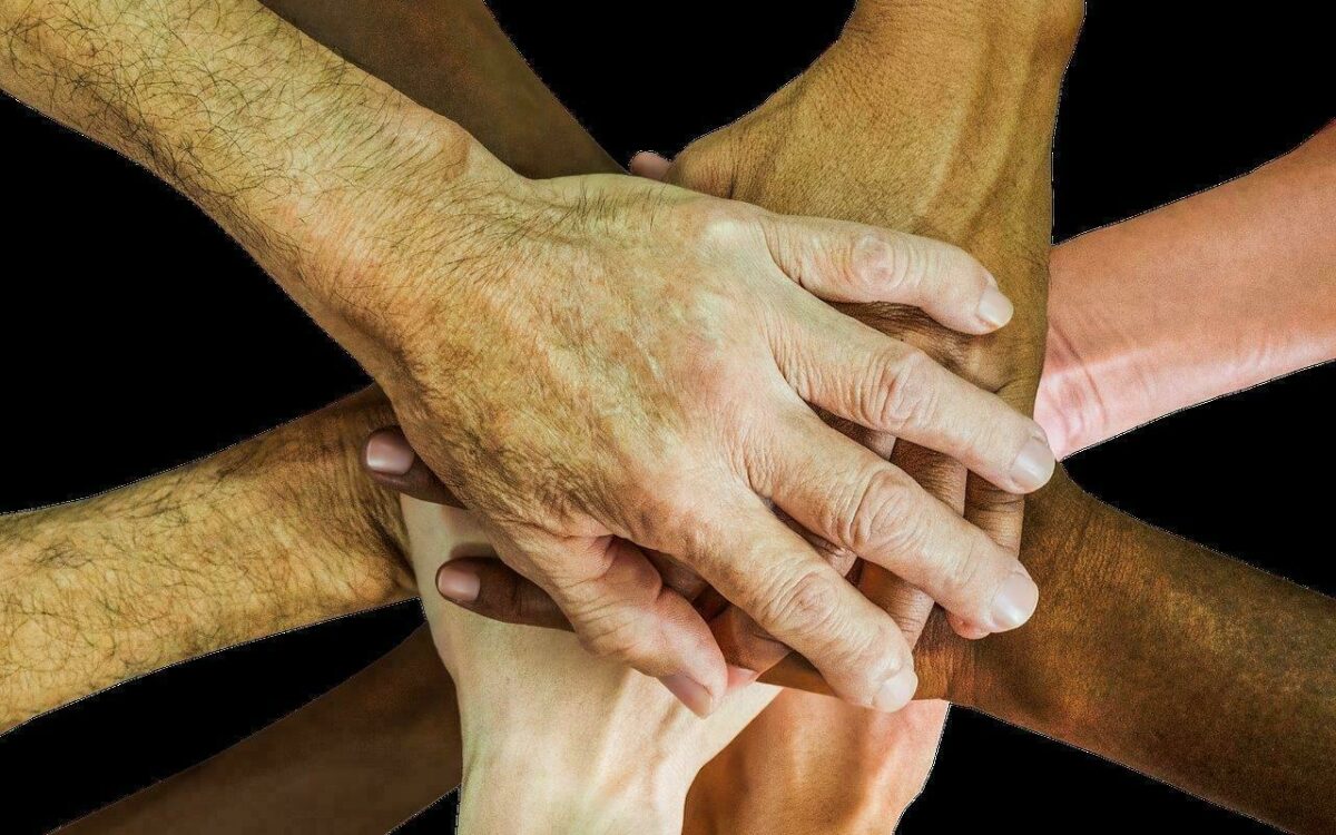 Hand über Hand ein Symbolbild für Vielfalt der Menschen Hand über Hand ein Symbolbild für Vielfalt der Menschen
